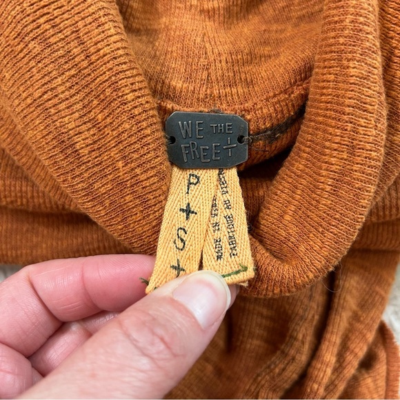 We The Free Burnt Orange Thermal Turtleneck Sweater Split Back Size Small Autumn - Picture 3 of 10